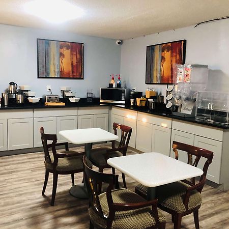 Montgomery Inn & Suites Екстер'єр фото