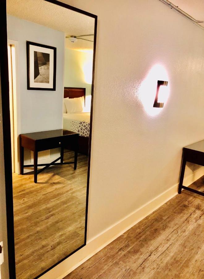 Montgomery Inn & Suites Екстер'єр фото