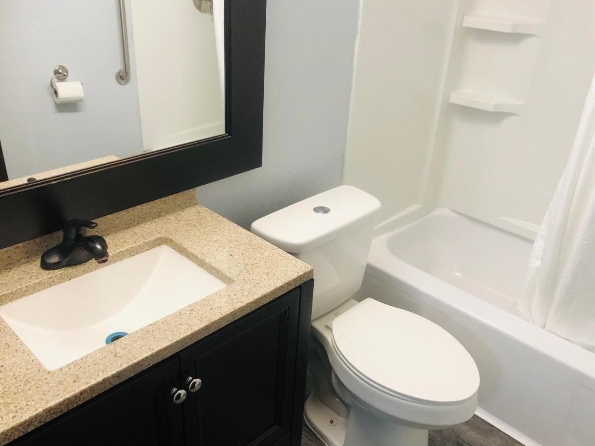 Montgomery Inn & Suites Екстер'єр фото