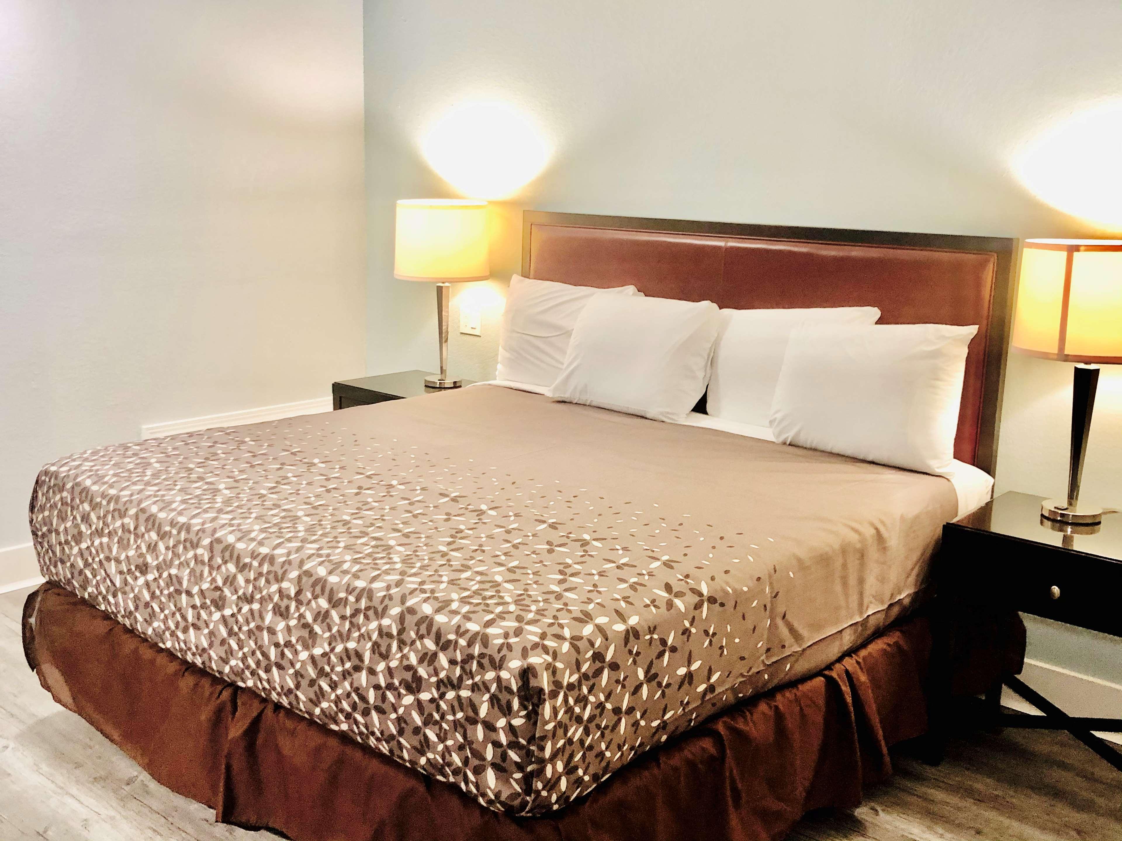 Montgomery Inn & Suites Екстер'єр фото