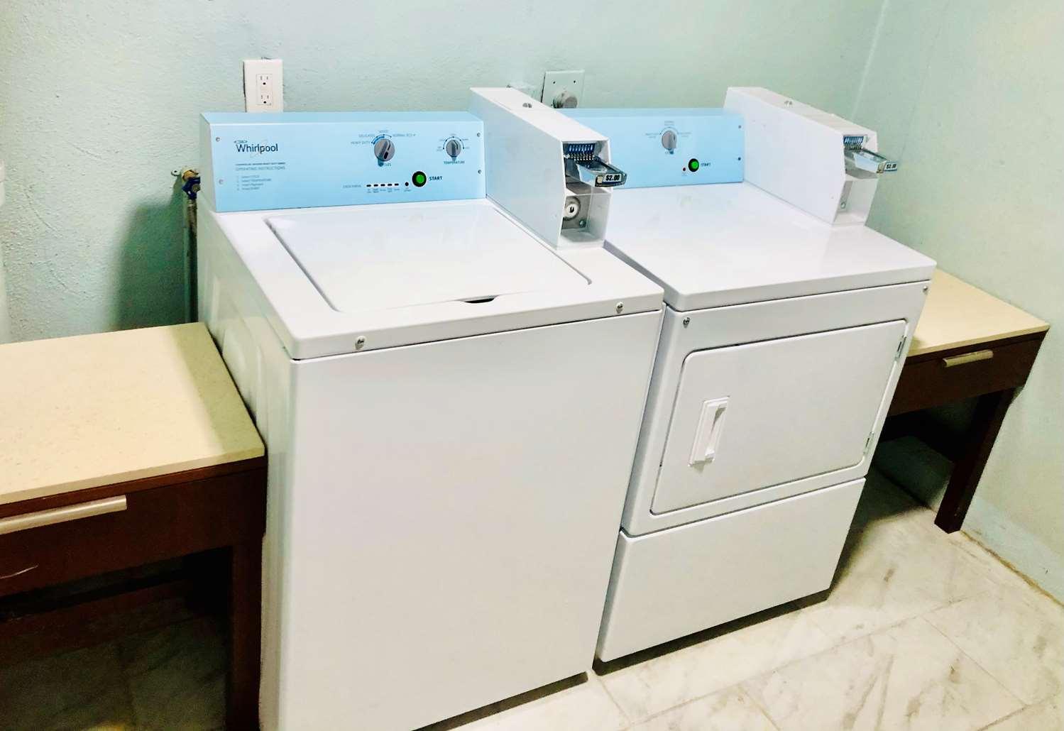 Montgomery Inn & Suites Екстер'єр фото