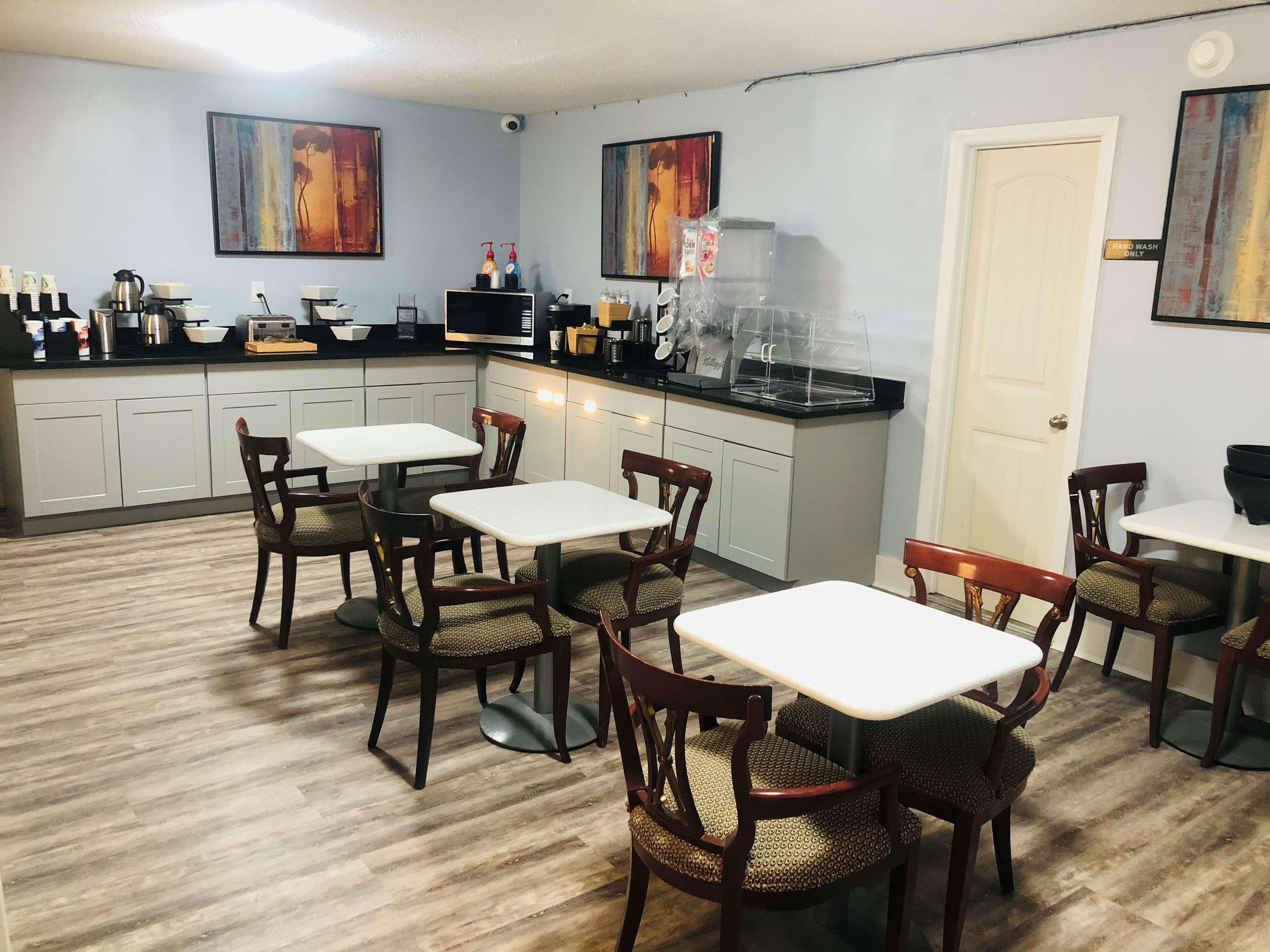 Montgomery Inn & Suites Екстер'єр фото